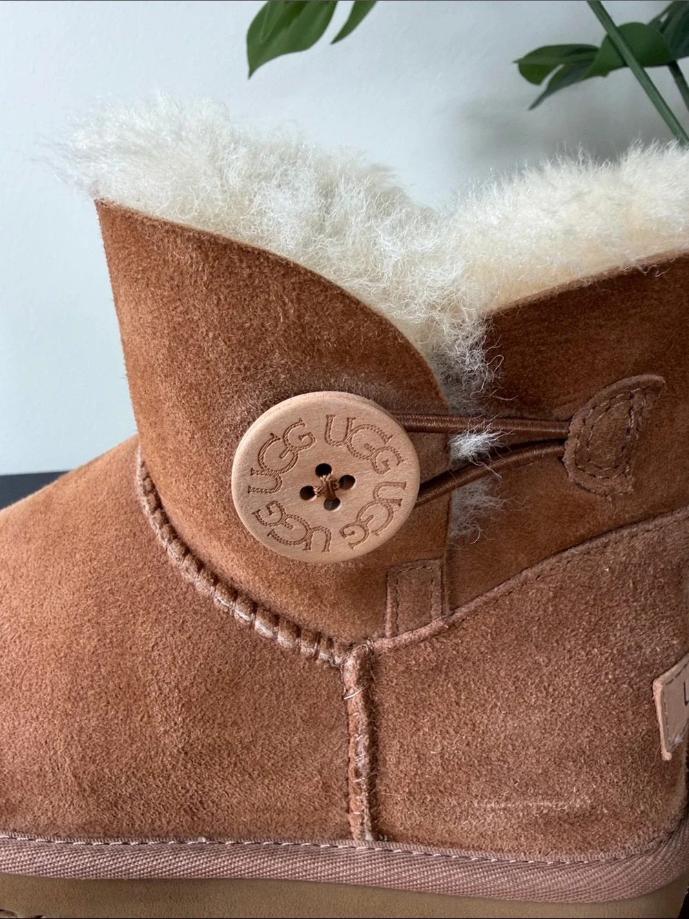 🍁UGG Mini Bailey Button II Suede Ankle Boot - Chestnut Brown Youth Size 6 101642